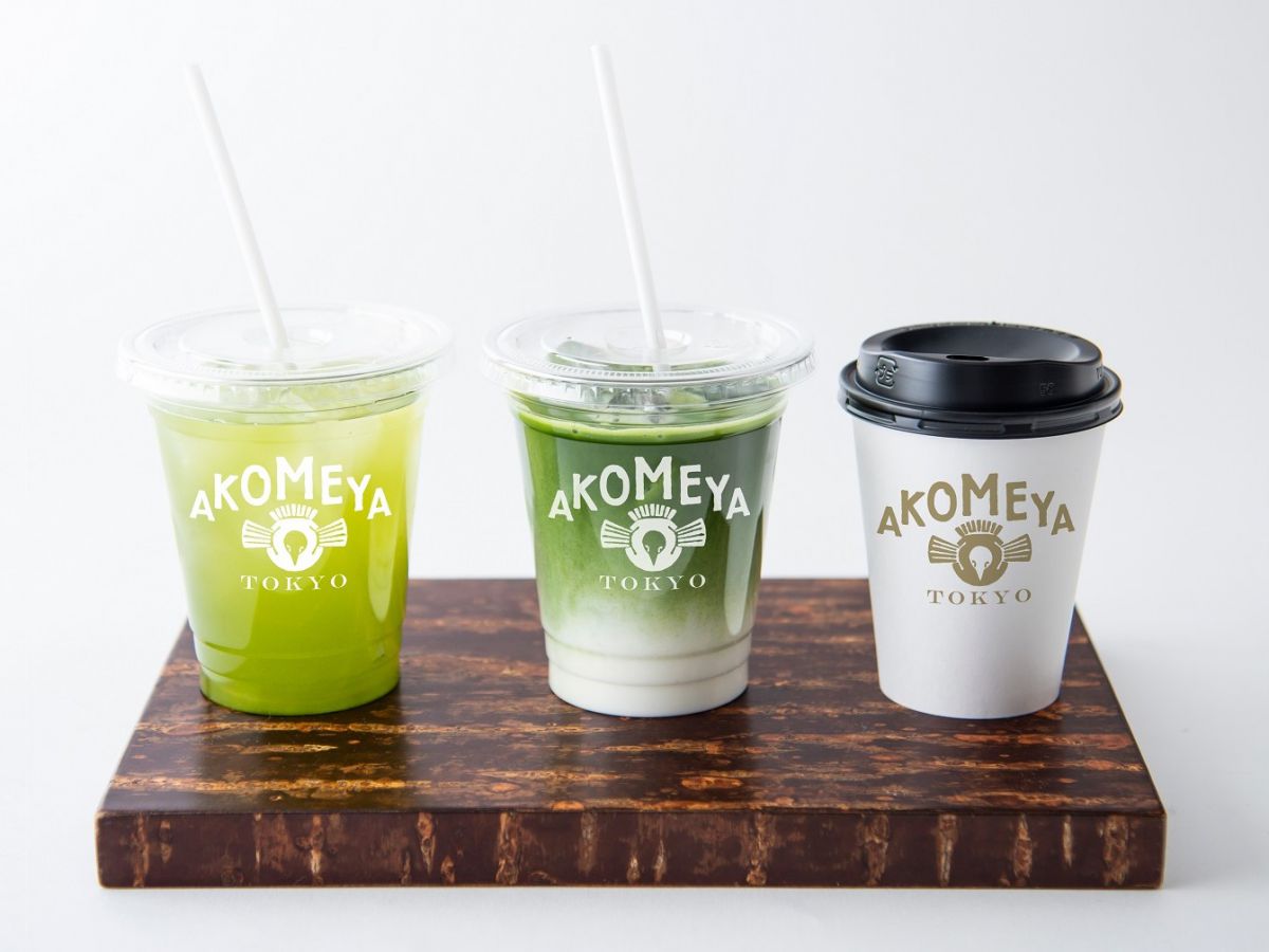 左から日本のお茶Mサイズ350円、抹茶ラテSサイズ350円~、ドリップコーヒーSサイズ280円~