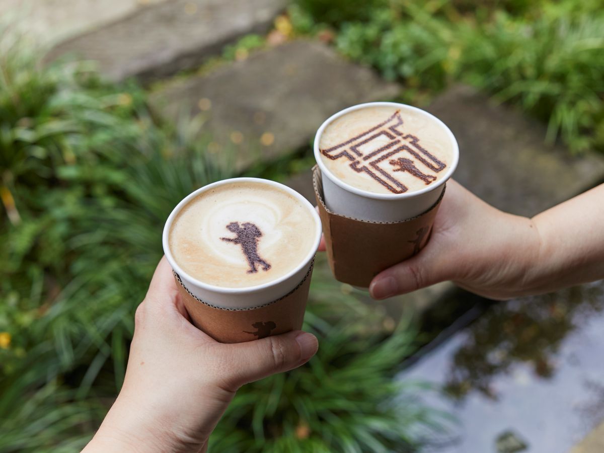 (左)カプチーノ 594円、(右)ジンジャーカプチーノ 648円