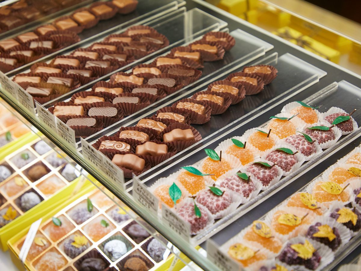 ボンボン・ショコラ1粒200円~、6個入り1360円
