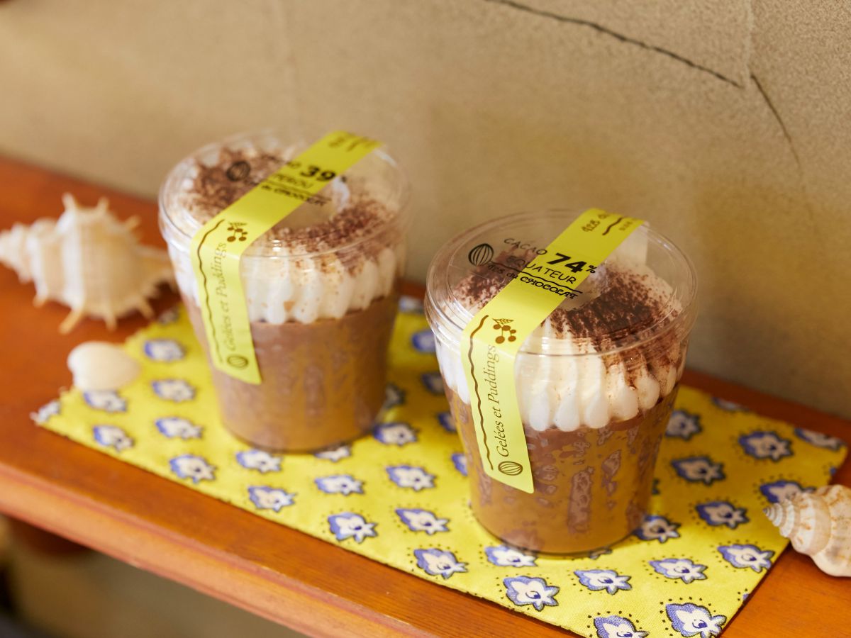 (左)特選チョコプリン(ペルー)430円、(右)特選チョコプリン(エクアドル)430円