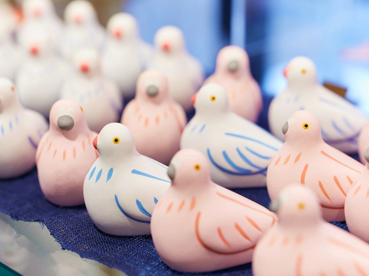 鳩しるべ(白・桃) 各486円