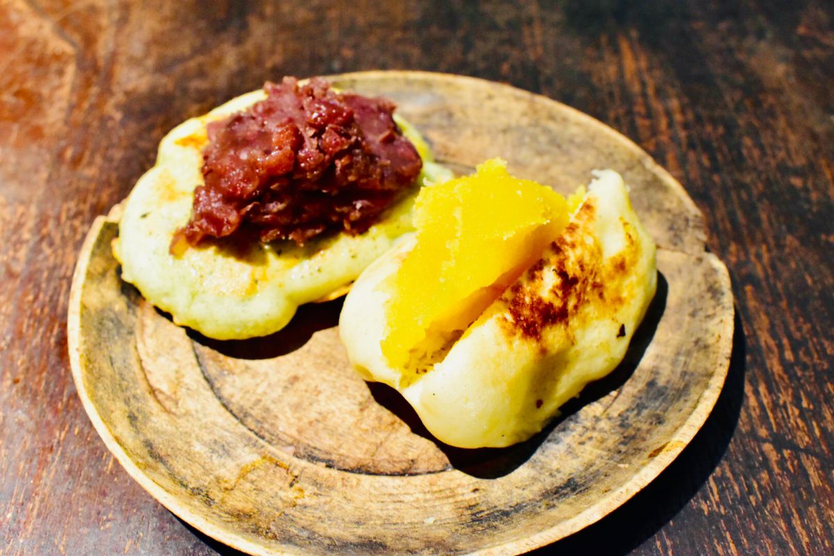 左 よもぎ地にあんチーズ、右 さつま芋まん 各250円