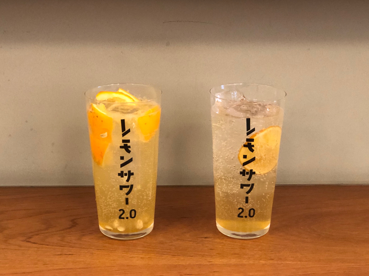 (左)「レモンサワー長寿」490円(税込)<br />(右)「レモンサワー2.0 黒糖」490円(税込)