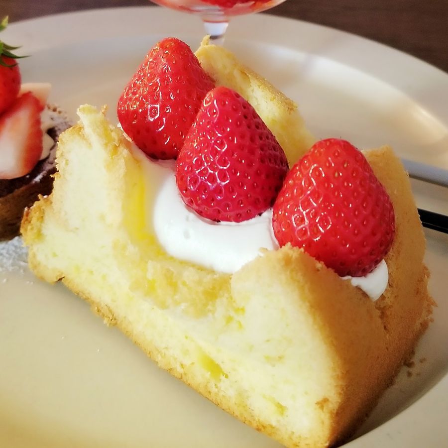 「シフォンケーキ苺サンド 600円」