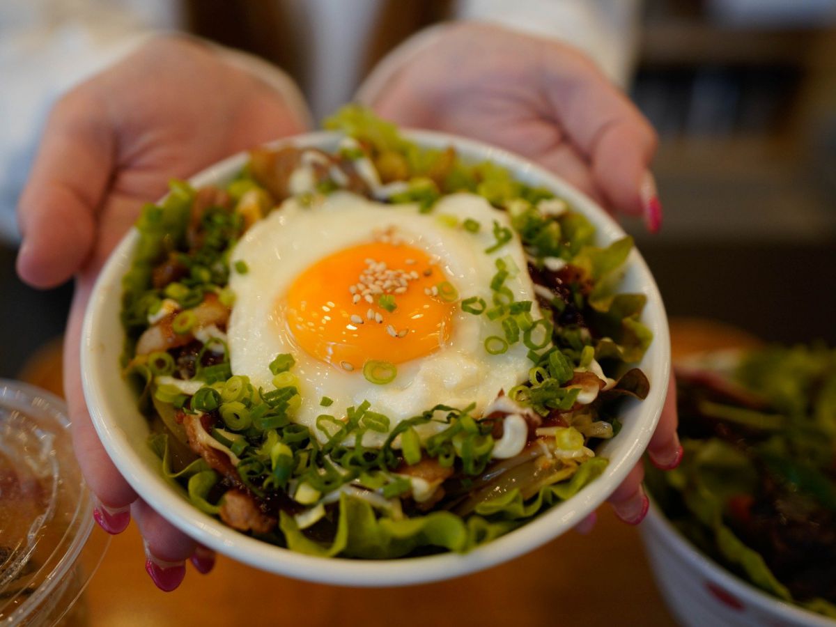 オコモコ丼セット 830円(税別)