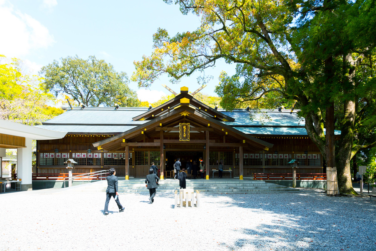 御本殿は二重破風の妻入造り(さだひこ造り)が厳かな雰囲気