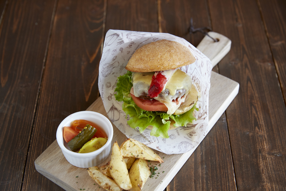 有機野菜たっぷりとろけるチーズバーガー 1450円(税別)