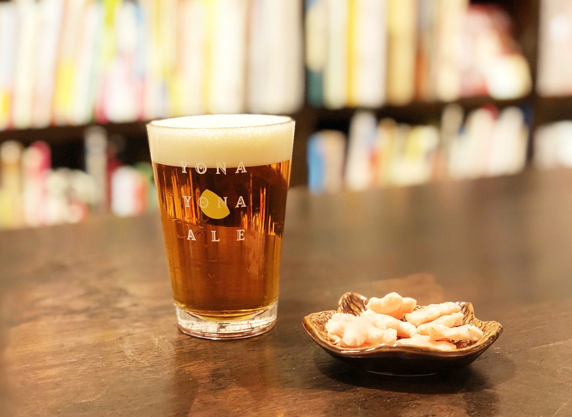 クラフトビールの種類はその時々で変わります。写真は「よなよなエール」(600円〜)