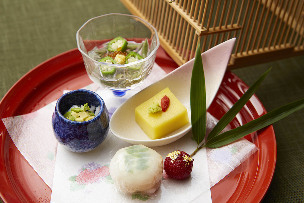 前菜 もろこし豆腐、山桃の蜜煮、手まり寿司、白エビのアボカドがけ、じゅん菜とオクラの酢の物