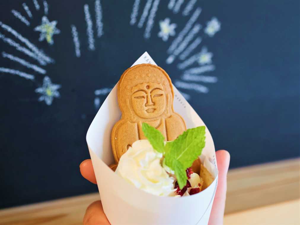 大仏ビスケット付きクレープ800円(クレープ680円、大仏クッキー120円)