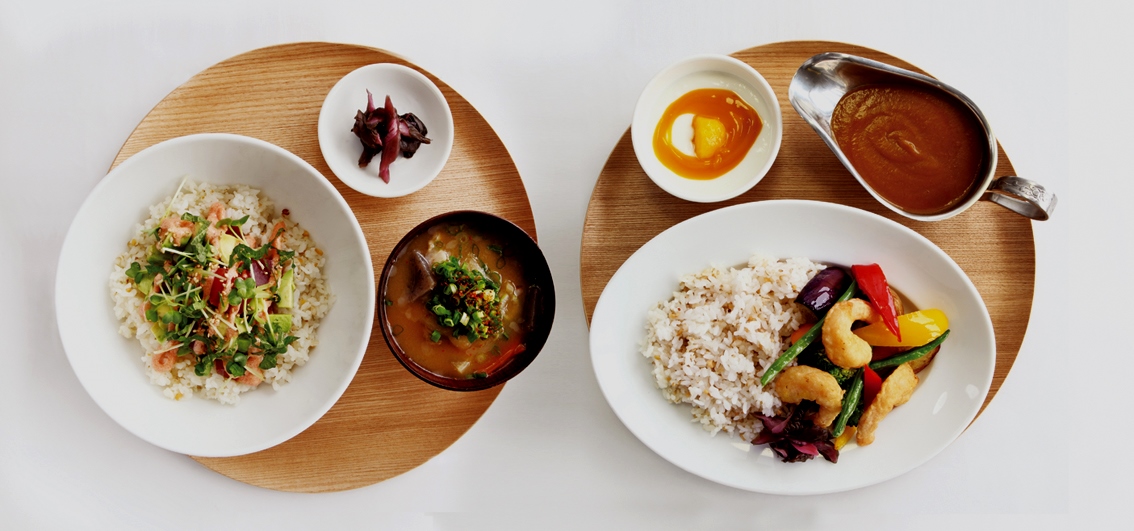 (左)マグロとアボカドの明太子どんぶり1380円 (右)小えびとごろごろ野菜のカレーライス 1280円