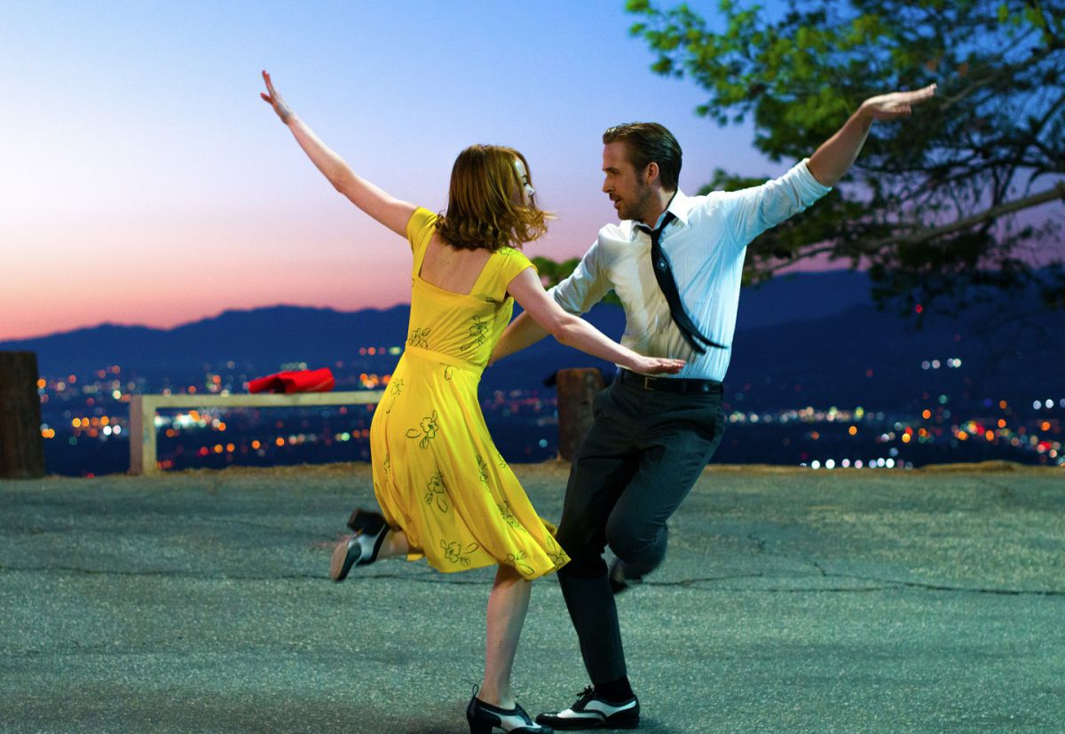 『ララランド』© 2017 Summit Entertainment, LLC. All Rights Reserved. Photo credit: EW0001: Sebastian (Ryan Gosling) and Mia (Emma Stone) in LA