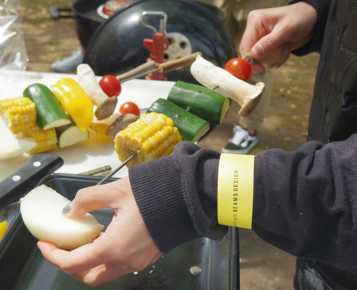 食材プラン(1人2160円)はセットの旬野菜を串に刺す楽しみも。飲み放題プランは1人2160円