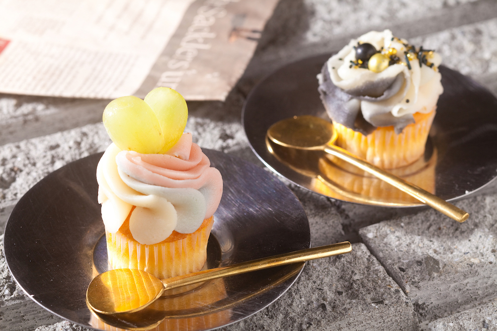 Cupcake「Camelia(カメリア)」季節のフルーツ、白黒 各400円