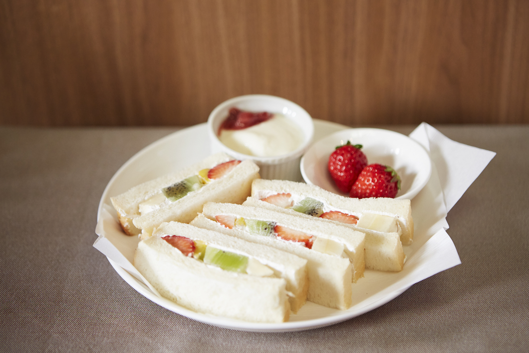 フルーツサンド 880円(ドリンクとセットの場合は150円引)