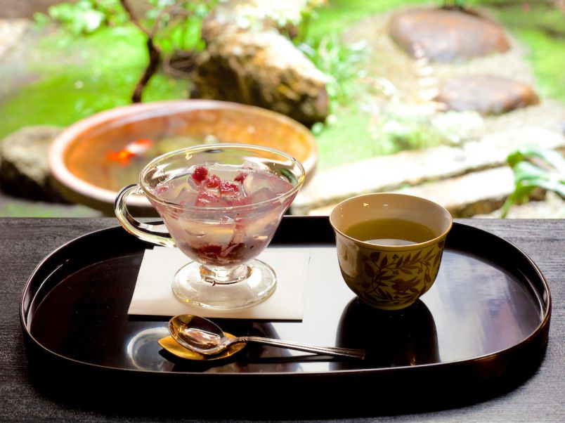 今月はどんなお味？月替わりの蜜が楽しみな、京都の美しい甘味「琥珀流し」