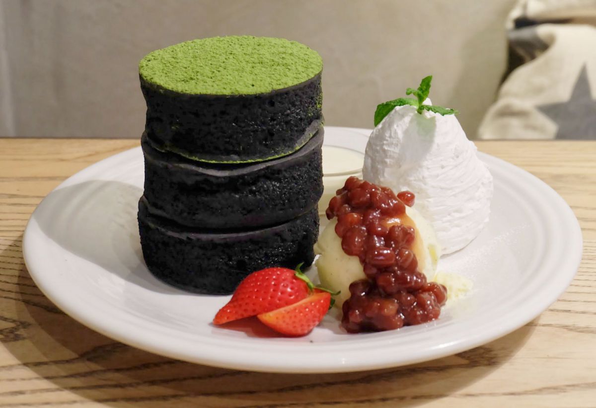 竹炭ブラックとホワイトチョコソース 1580円(税抜き)