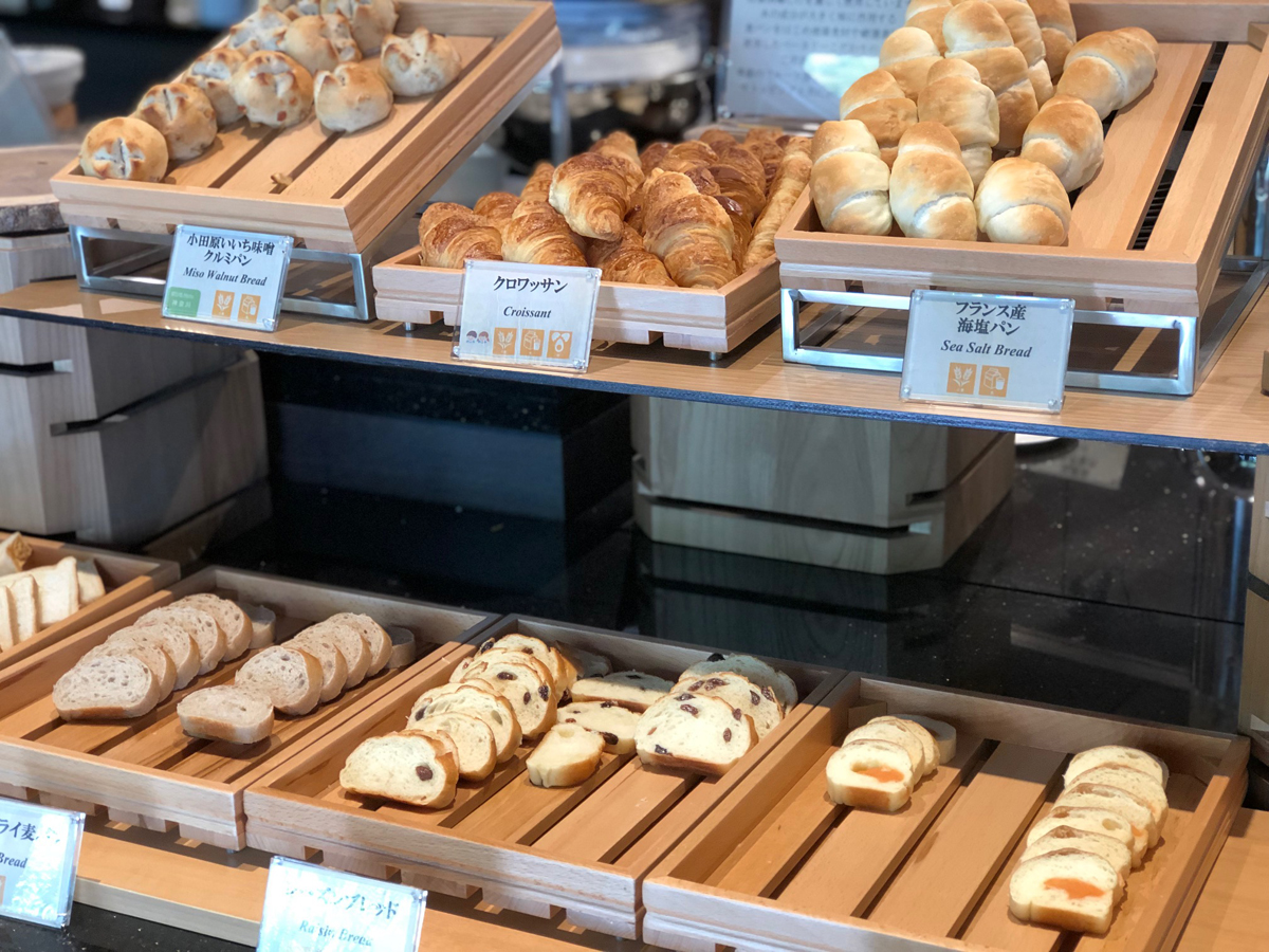 とにかくメニューの種類が豊富な朝食ビュッフェ。手作りパンだけでもこんなにたくさん!