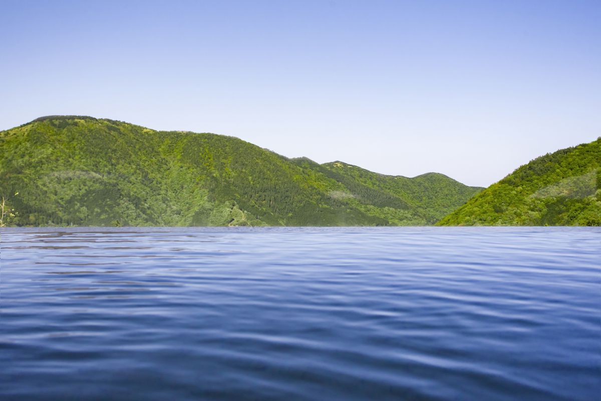 緑が美しいこの季節は、青空とのコントラストに目を奪われます/箱根小涌園天悠