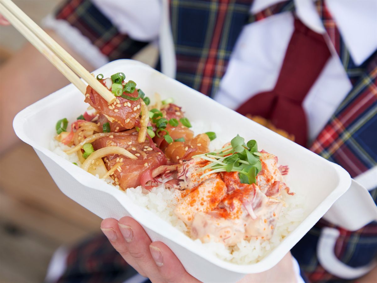 (左から)醤油アヒ+スパイシーアヒ 1200円(ドリンク付) ※コンボ