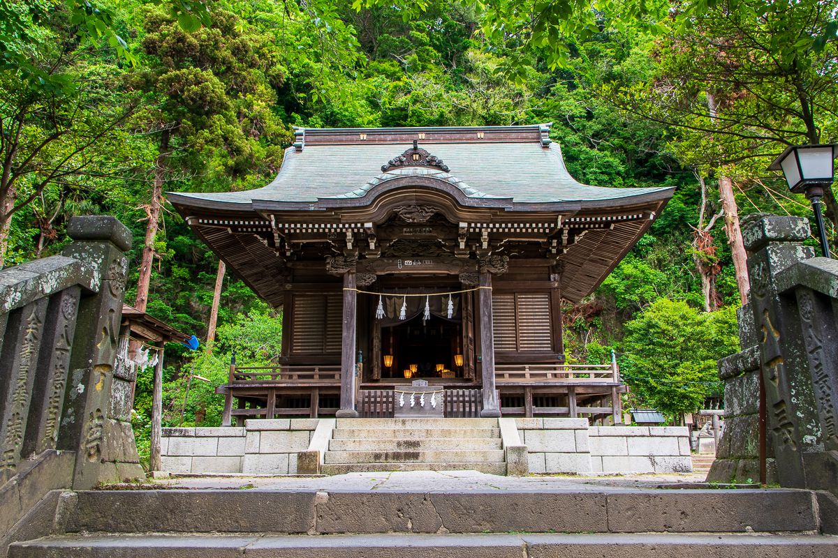 荘厳ささえ感じさせる古社の社殿