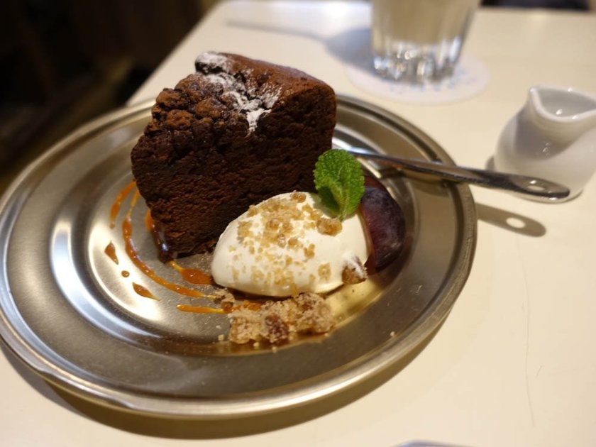 そのときどきのケーキ(取材日はクラシックガトーショコラ) 500円 ドリンクセット800円