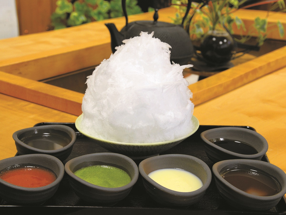 かき氷(シース2種850円~)。手作りの餡ソースや抹茶、練乳、黒蜜、白蜜、いちごの6種類から選べる(提供は4~10月ごろ)