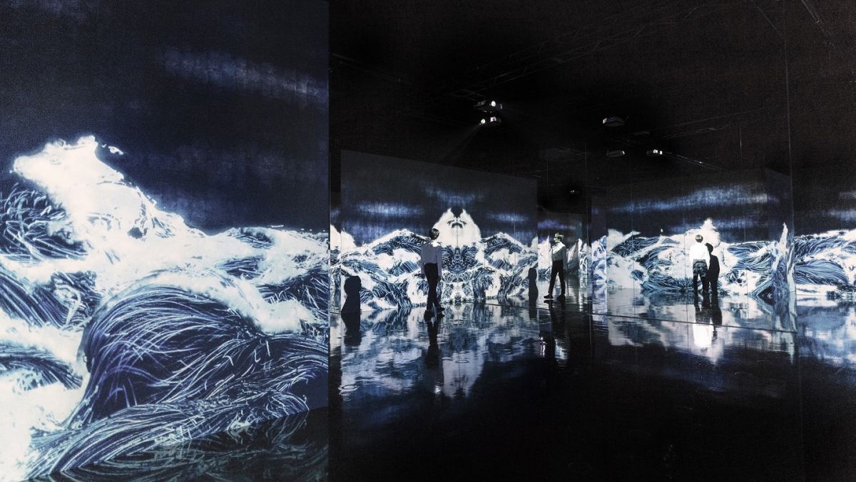 Black Waves: 埋もれ失いそして生まれる/Black Waves: Lost, Immersed and Reborn teamLab, 2019, Digital Installation, Continuous Loop, Sound: Hideaki Takahashi