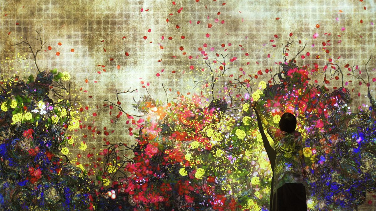 永遠の今の中で連続する生と死、コントロールできないけれども共に生きる/Continuous Life and Death at the Now of Eternity, Cannot be Controlled but Live Together teamLab, 2019, Interactive Digital Installation, Endless, Sound: Hideaki Takahashi