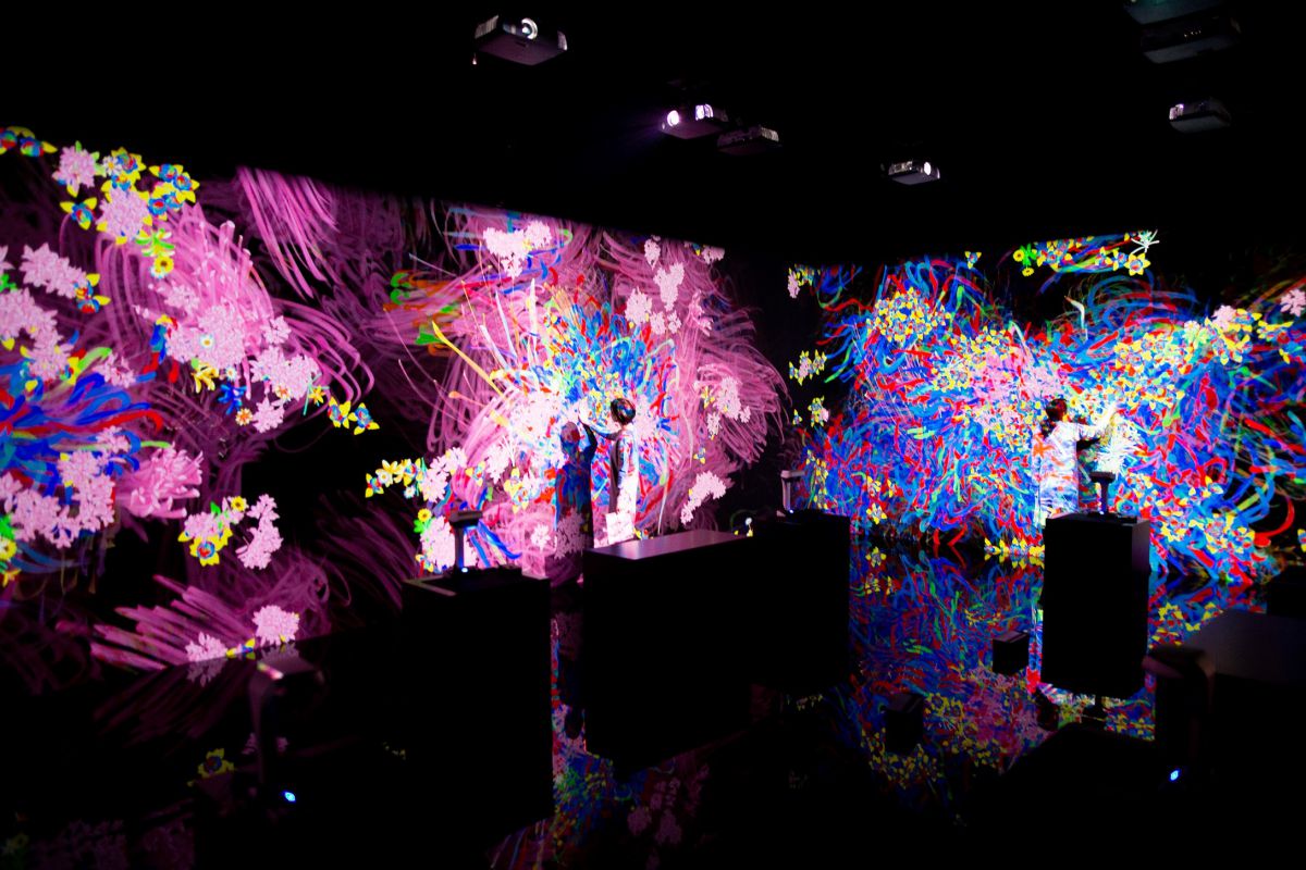 グラフィティ フラワーズ ボミング/Graffiti Flowers Bombing teamLab, 2018, Interactive Digital Installation, Endless, Sound: Hideaki Takahashi