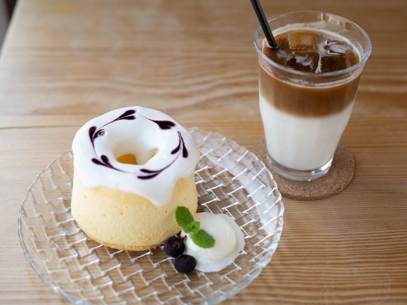シフォンケーキ(ブルーベリー) 600円、アイスカフェラテ 500円(いずれも税別)