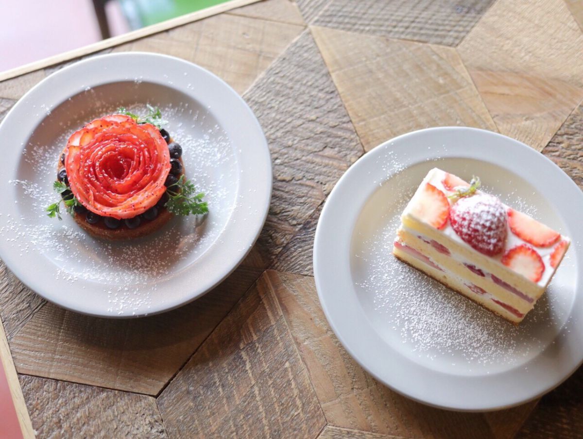 (左)イチゴカスタードタルト(右)イチゴショートケーキ 時価