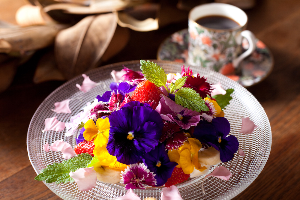 エディブルフラワーいっぱいの花畑ティラミス 950円