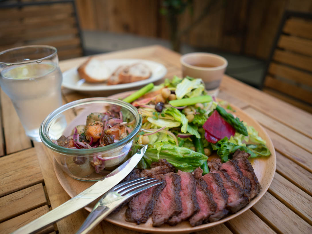DELI&GRILL PLATE(デリ&グリルプレート) 1800円〜(サラダミックス・トッピング3種類・ドレッシング1種類・デリ1種類・グリル1種類・スープ、パン、デトックスウォーター・ドリンク付)