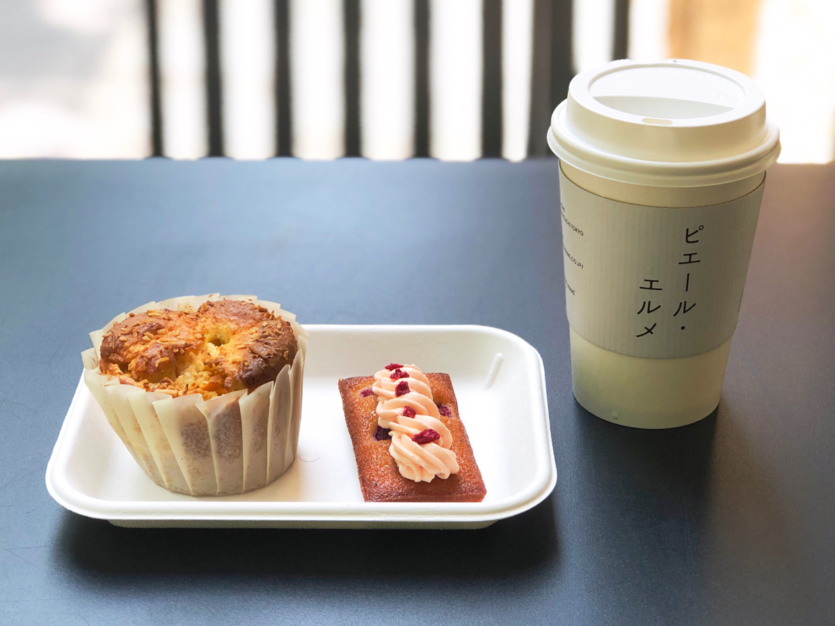 ココナッツ&マンゴーのマフィン 350円/ローズ&ラズベリーのフィナンシェ 450円/コーヒー 400円 (全て税別)