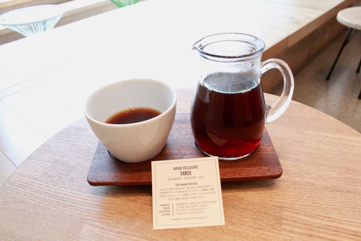 プアオーバーで淹れたブレンドコーヒー「THREE」(680円)