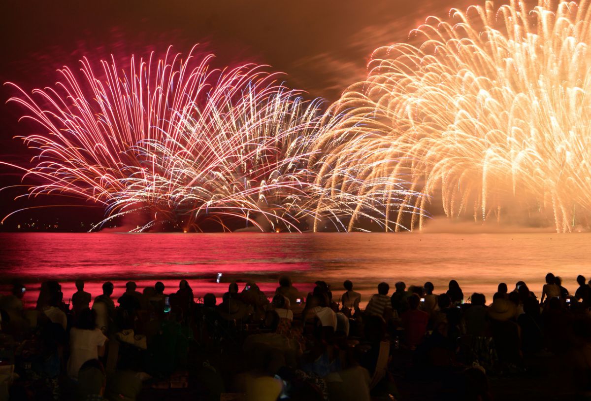 鎌倉花火大会 開催 名物 水中花火など約2500発の花火が海を彩る るるぶ More