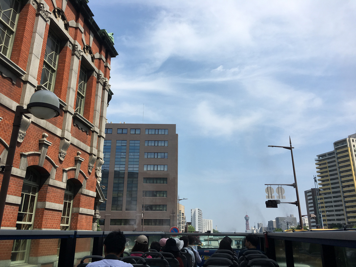 左の洋館は「福岡市赤煉瓦文化館」。右奥は東京タワーの兄弟タワー「博多ポートタワー」