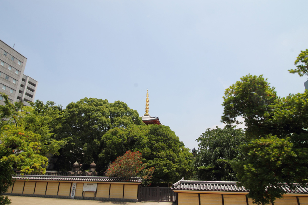 地獄極楽巡りが体験できる「東長寺」。福岡大仏や五重塔も見逃せない