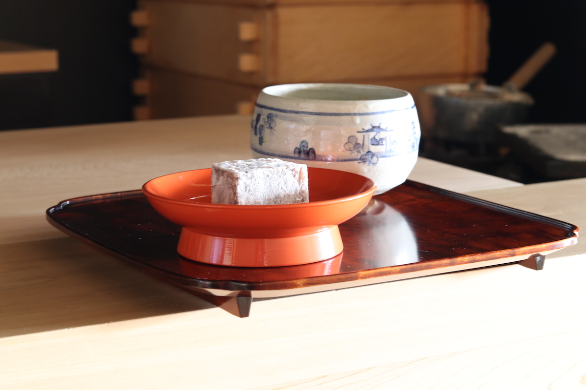 お抹茶と季節の生菓子(みよしの) 972円