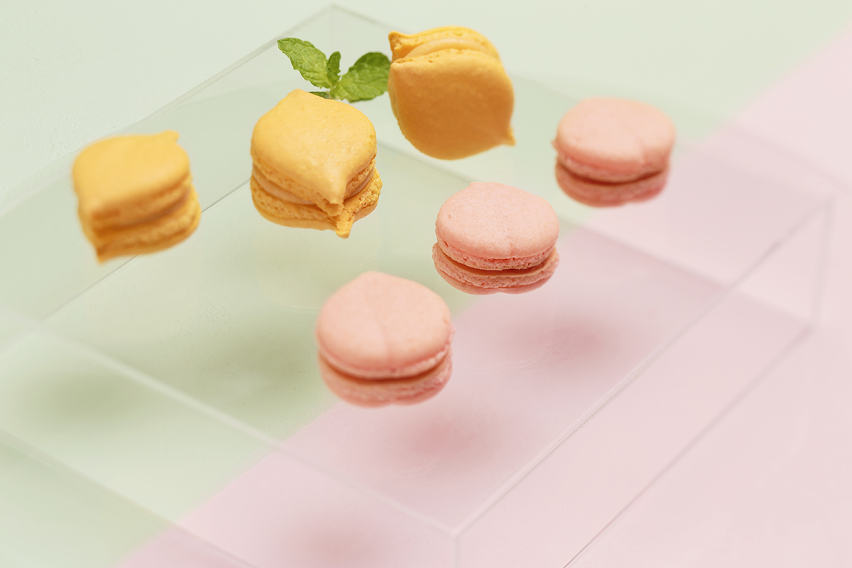 カタチも桃とレモン!レモンのマカロンと桃のマカロン