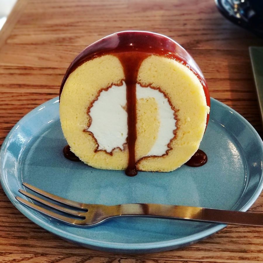 「エスプレッソキャラメルロールケーキ 350円(税込)」