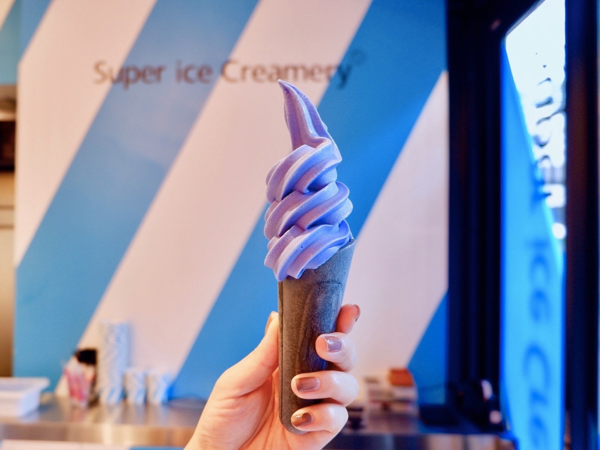 これが渋谷の最新スイーツ 意外な食感に驚く真っ青ソフトクリーム るるぶ More