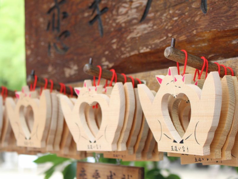 恋キツネに願う恋愛成就！新しい出会いを求め、縁結び神社へ｜るるぶ&more.