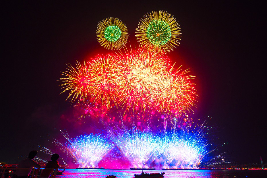 船上から見る大迫力の花火
