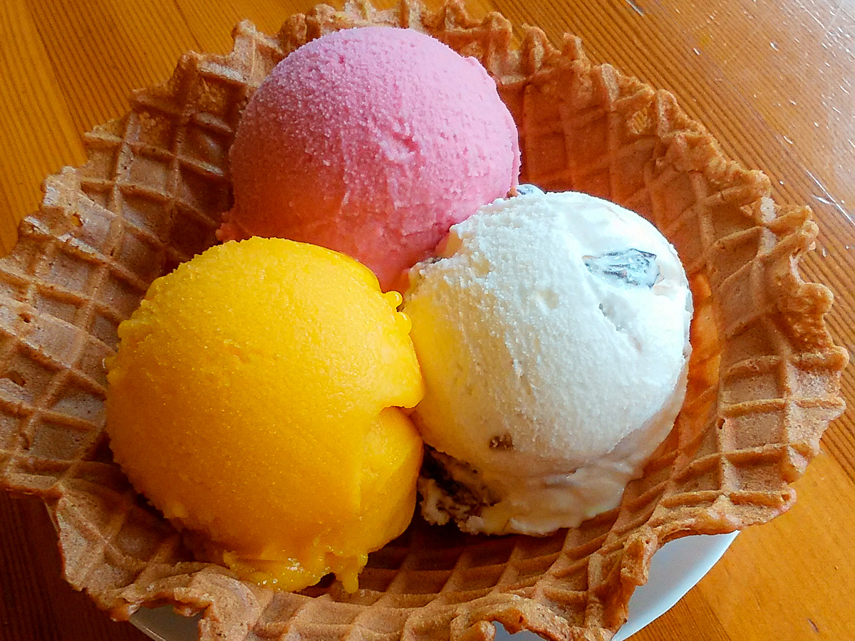 木苺とヨーグルト、ホワイトラム、マンゴーの「いいとこどり手焼きコーン」690円(税込)/イタリアンジェラート みやま
