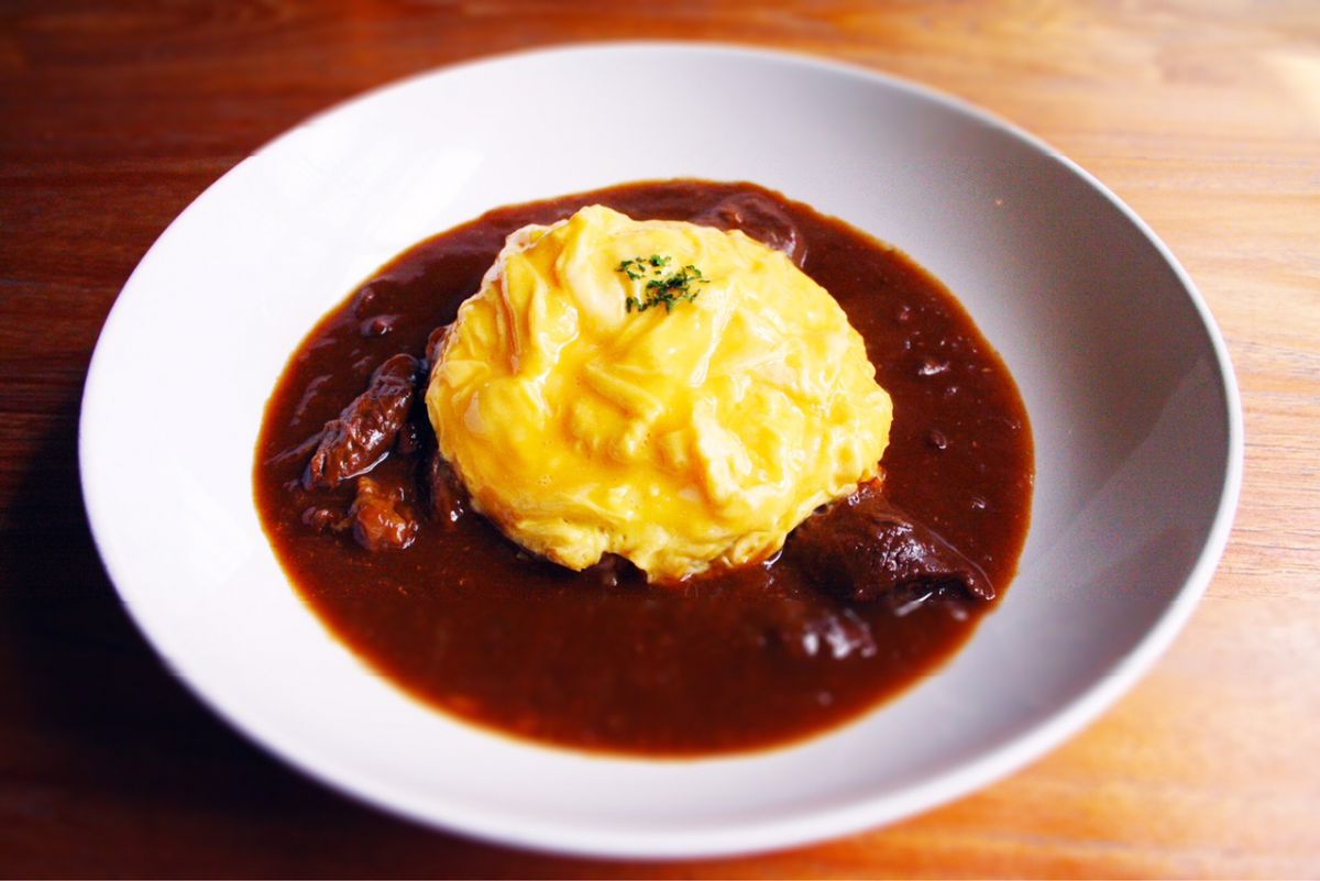 「牛スジシチューのオムライス」税抜1100円/カフェ&バー シマダカフェ神楽坂