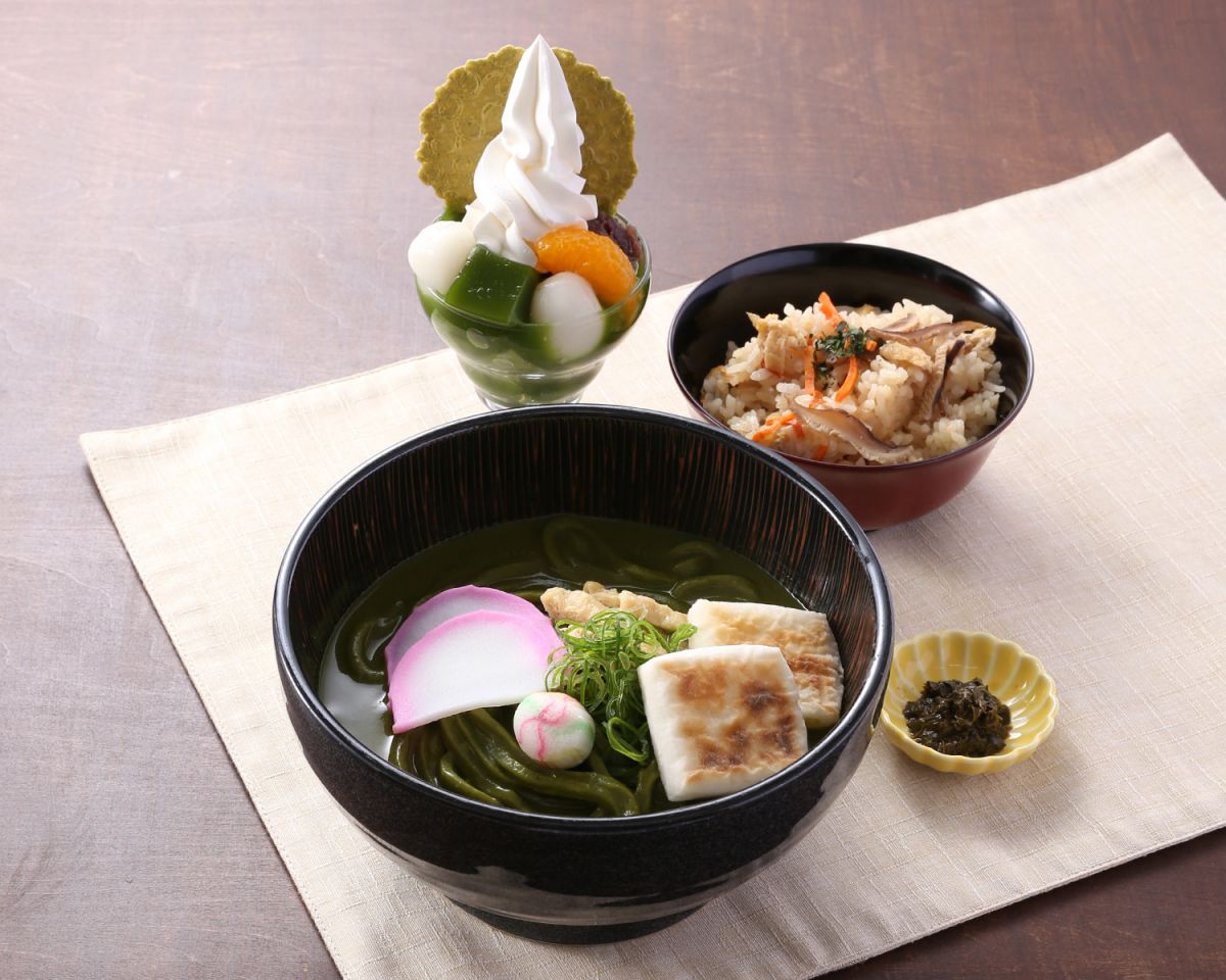 抹茶カレーうどん 単品 980円、抹茶カレーうどん ご飯セット1240円、抹茶カレーうどん ご飯+ミニパフェセット1580円