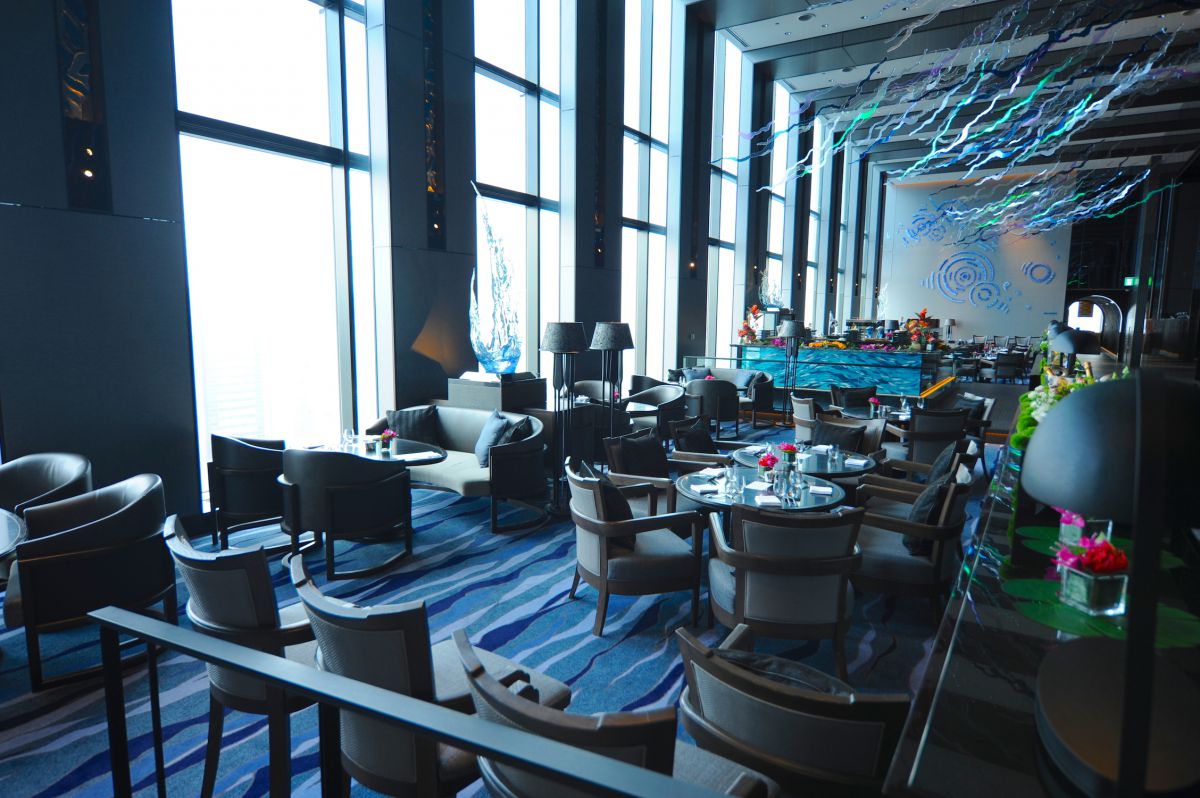 昼はスイーツブッフェ、夜はマグナムボトルシャンパンのバイザグラスやタパスを楽しめる「AWA LOUNGE」