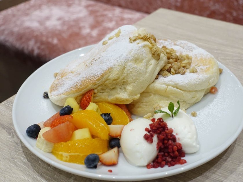 フレッシュフルーツのふわふわパンケーキ 1100円(税込)